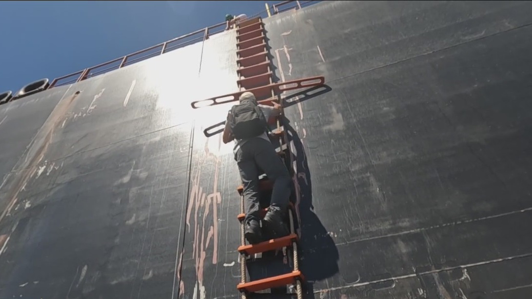 Harbor pilots help guide ships into Tampa Bay